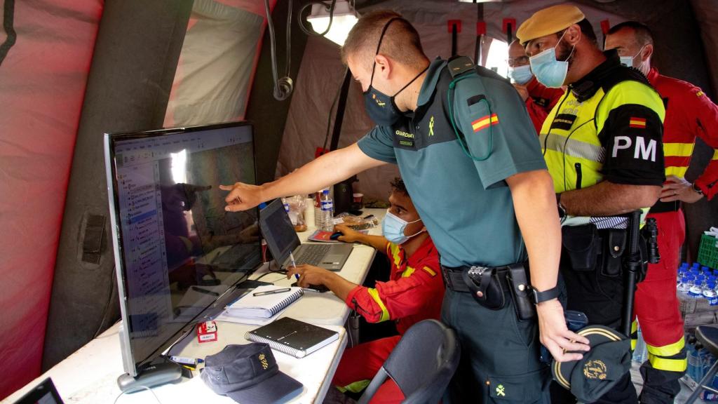 Efectivos de la UME en un centro de control en La Palma.