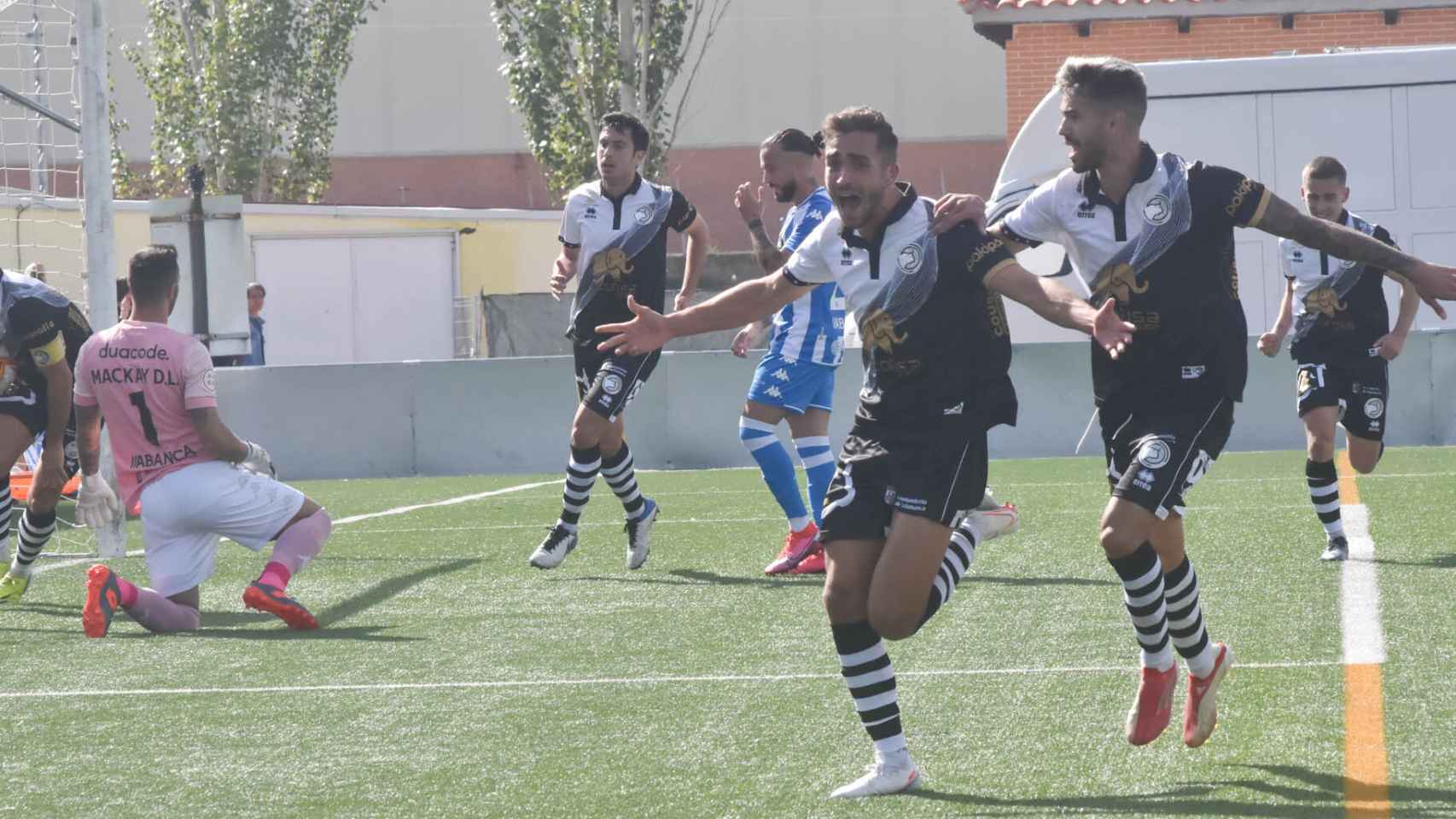 Salinas celebra el primer gol de Unionistas de Salamanca frente al RC Deportivo
