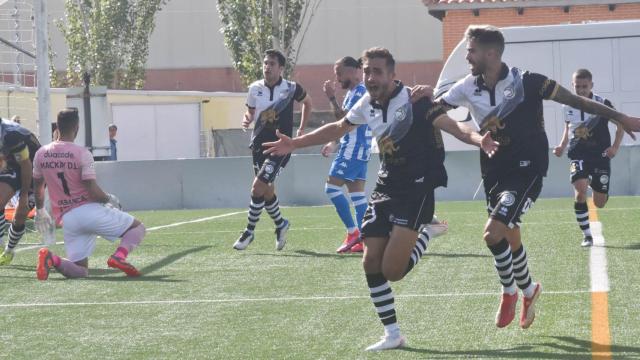 Salinas celebra el primer gol de Unionistas de Salamanca frente al RC Deportivo