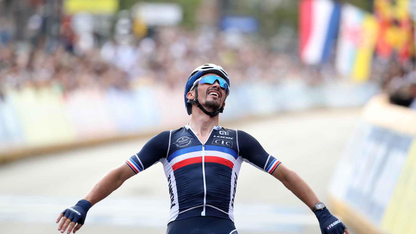 Julian Alaphilippe celebra su triunfo en el Mundial de ciclismo de Flandes de 2021
