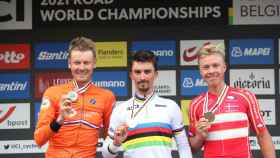 Dylan Van Baarle, Julian Alaphilippe y Michael Valgren, en el podio del Mundial de Flandes 2021