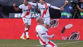 Los jugadores del Rayo Vallecano celebran un gol