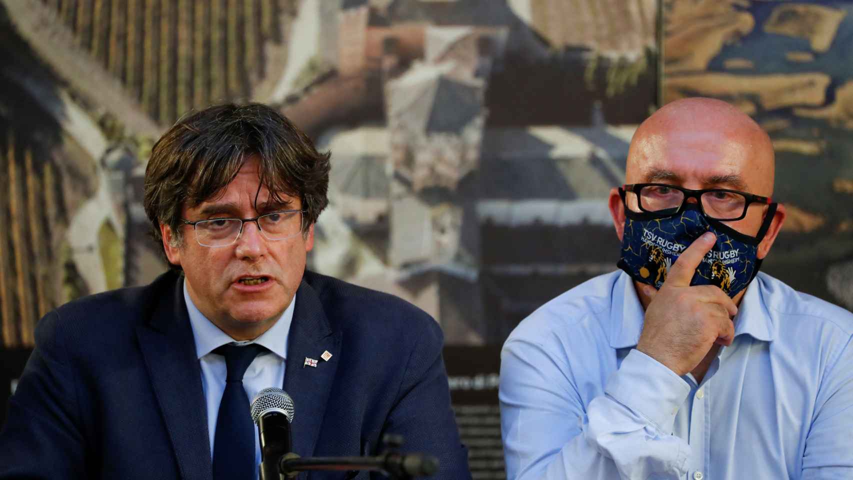 El expresidente de la Generalitat de Cataluña, Carles Puigdemont, junto a su abogado, Gonzalo Boye.