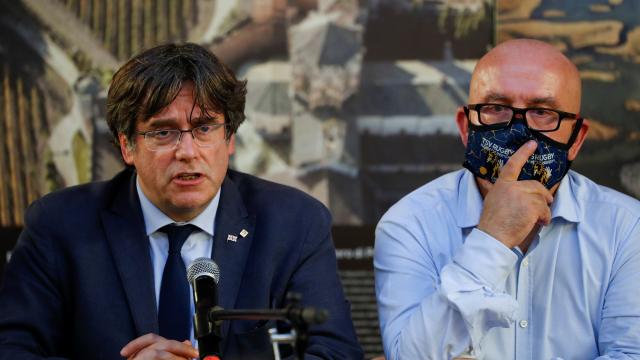 El expresidente de la Generalitat de Cataluña, Carles Puigdemont, junto a su abogado, Gonzalo Boye.