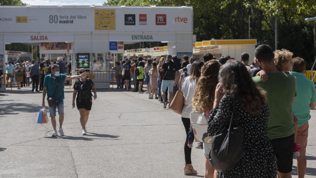 Largas colas en la primera Feria del Libro de Madrid en pandemia.