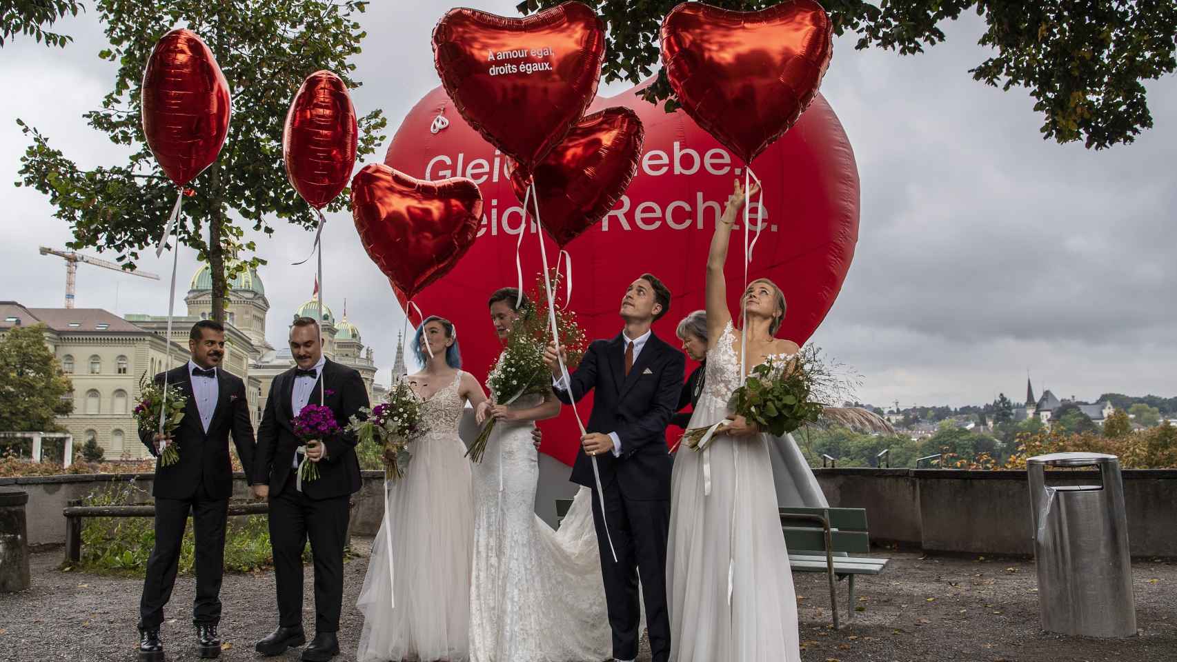 Parejas celebran la aprobación del matrimonio igualitario en Berna, Suiza.