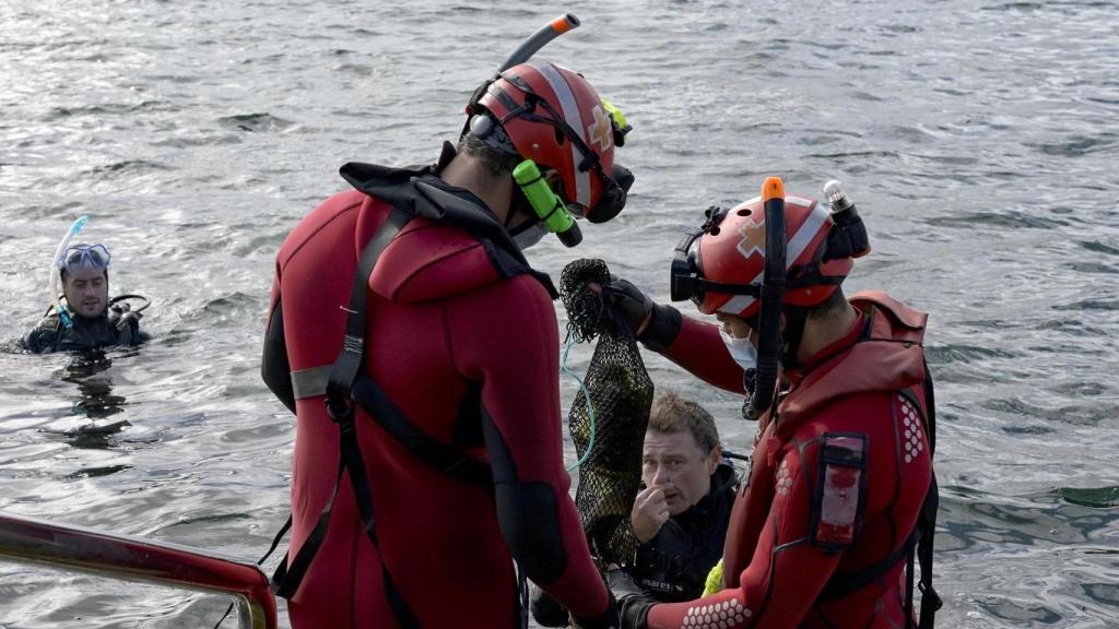 Cien buceadores voluntarios retiran 2 toneladas de residuos de la dársena de A Coruña