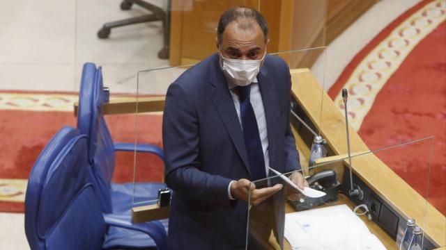 El conselleiro de Sanidade, Julio García Comesaña, en el Parlamento.