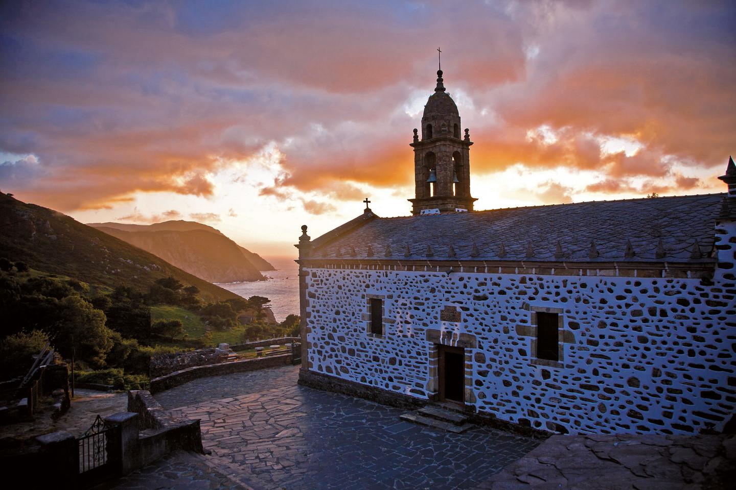 Santuario de San Andrés y acantilados (Fuente: Turismo de Galicia)