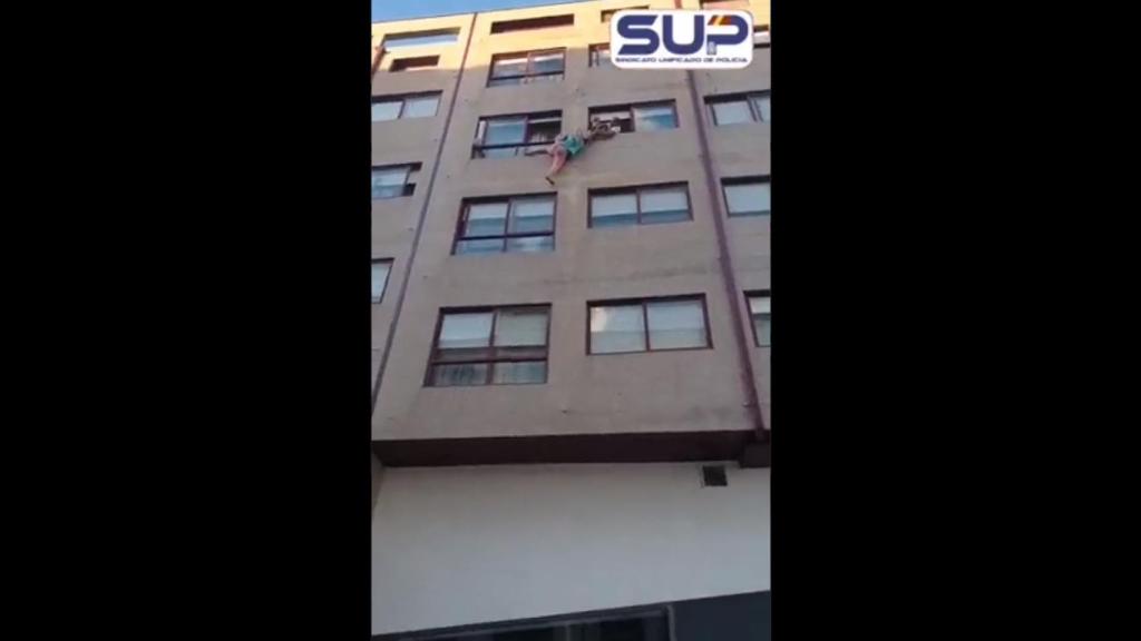 El espectacular rescate de una mujer que quería saltar de un cuarto piso en Pontevedra