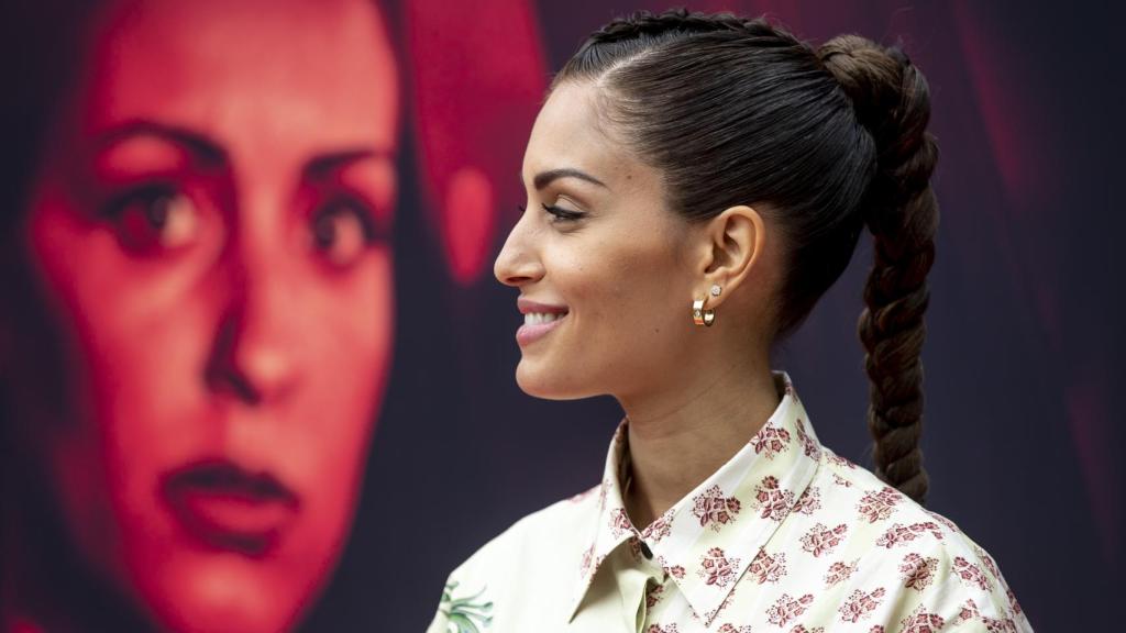 Hiba Abouk con una trenza en coleta.