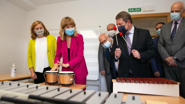 Page y la ministra reabren las puertas de un colegio de Cuenca que llevaba ¡49 años cerrado!