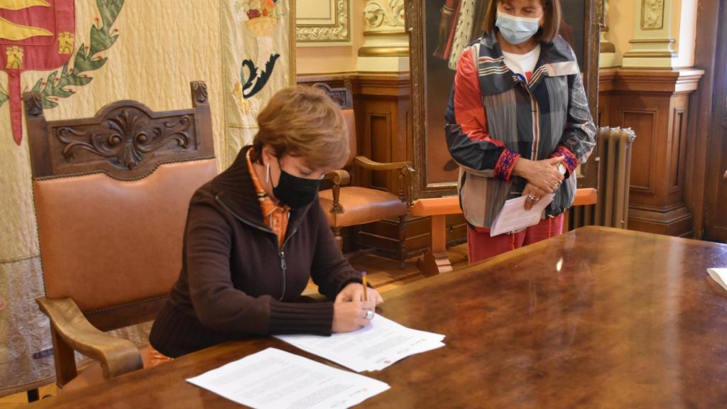 María Sánchez firma el convenio con VallaEcolid