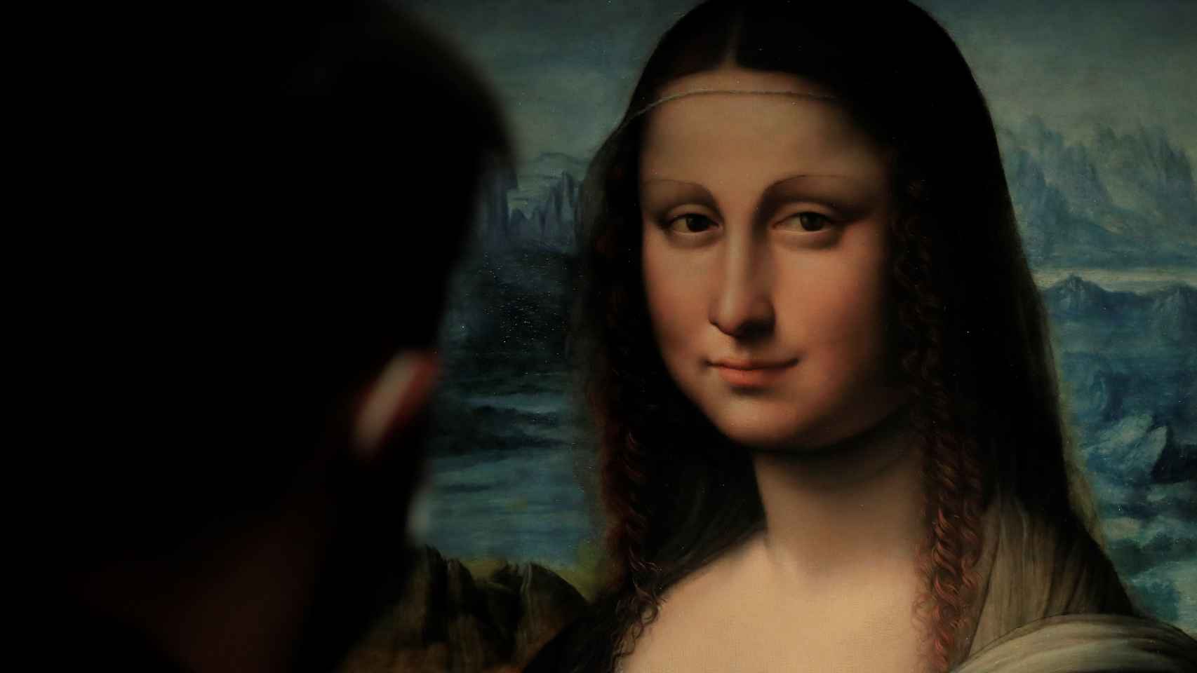 Un hombre contempla la 'Mona Lisa' del Prado.