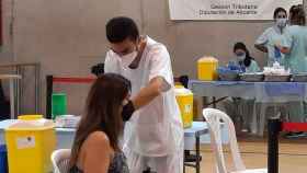 Un enfermero inocula con una dosis de la vacuna frente a la Covid en El Toscar (Elche).