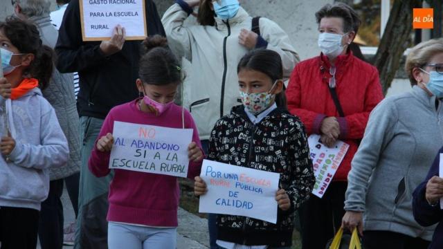 Los escolares muestran pancartas de protesta