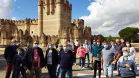 Participantes de 'Viajero, yo te enseñaré Segovia' en el castillo de Coca