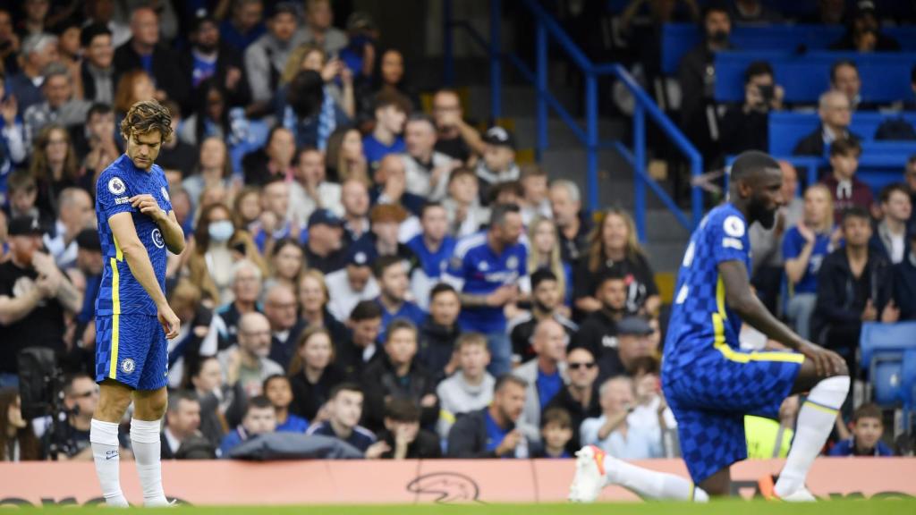 Marcos Alonso, señalándose el lema contra el racismo antes de un partido del Chelsea