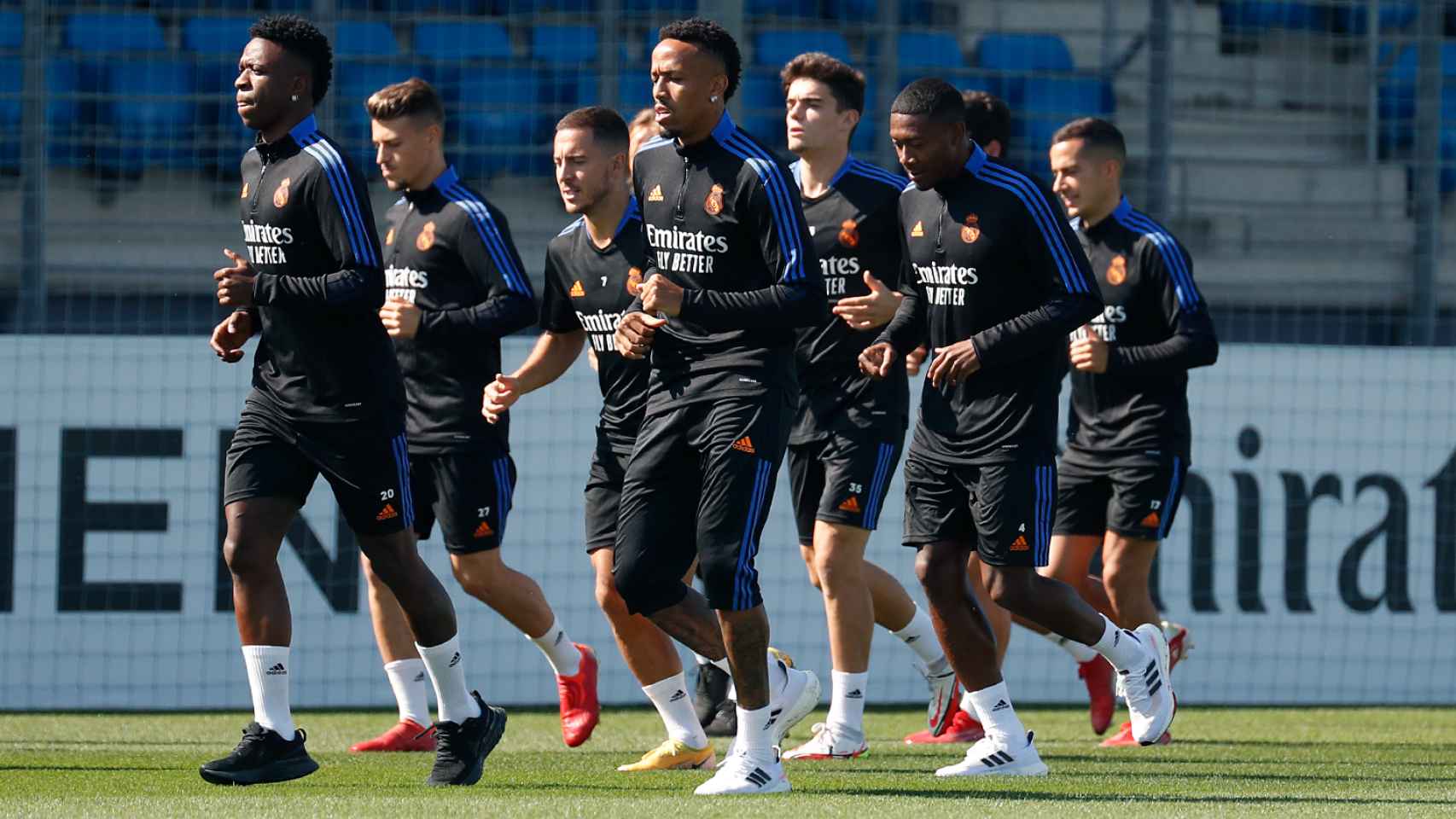 Los jugadores del Real Madrid trotan antes de un entrenamiento