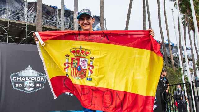 Alex Palou celebra su título de la IndyCar con la bandera de España