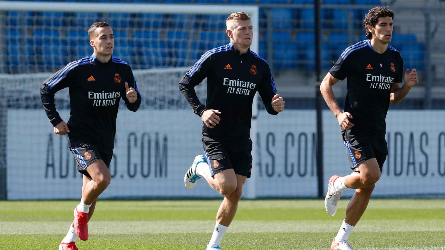 Toni Kroos durante un entrenamiento junto a Lucas Vázquez y Vallejo