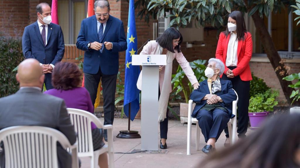 La ministra de Sanidad, Carolina Darias, acompaña a Araceli en la recepción de la tercera dosis de coronavirus. Foto: EUROPA PRESS / RAFA MARTÍN