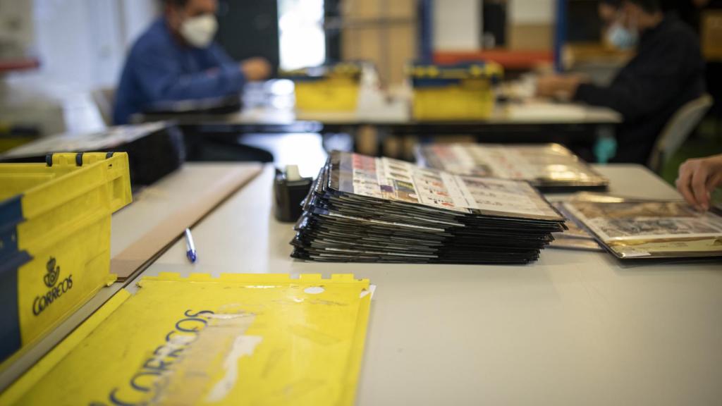 En la sala de filatelia de A LA PAR se cortan, ensobran y colocan en exhibidores los sellos de Correos.