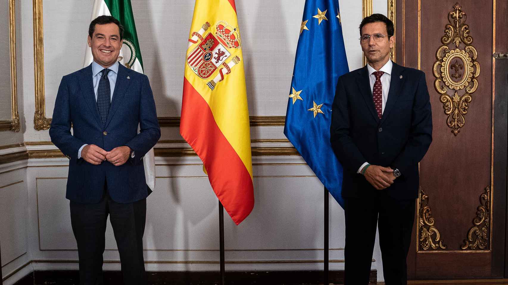El presidente de la Junta , Juanma Moreno, y el alcalde de Granada, Francisco Cuenca, en San Telmo.