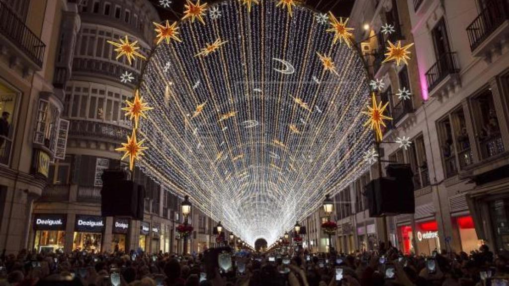 Cientos de personas ante el alumbrado de navidad de la calle Larios de Málaga.