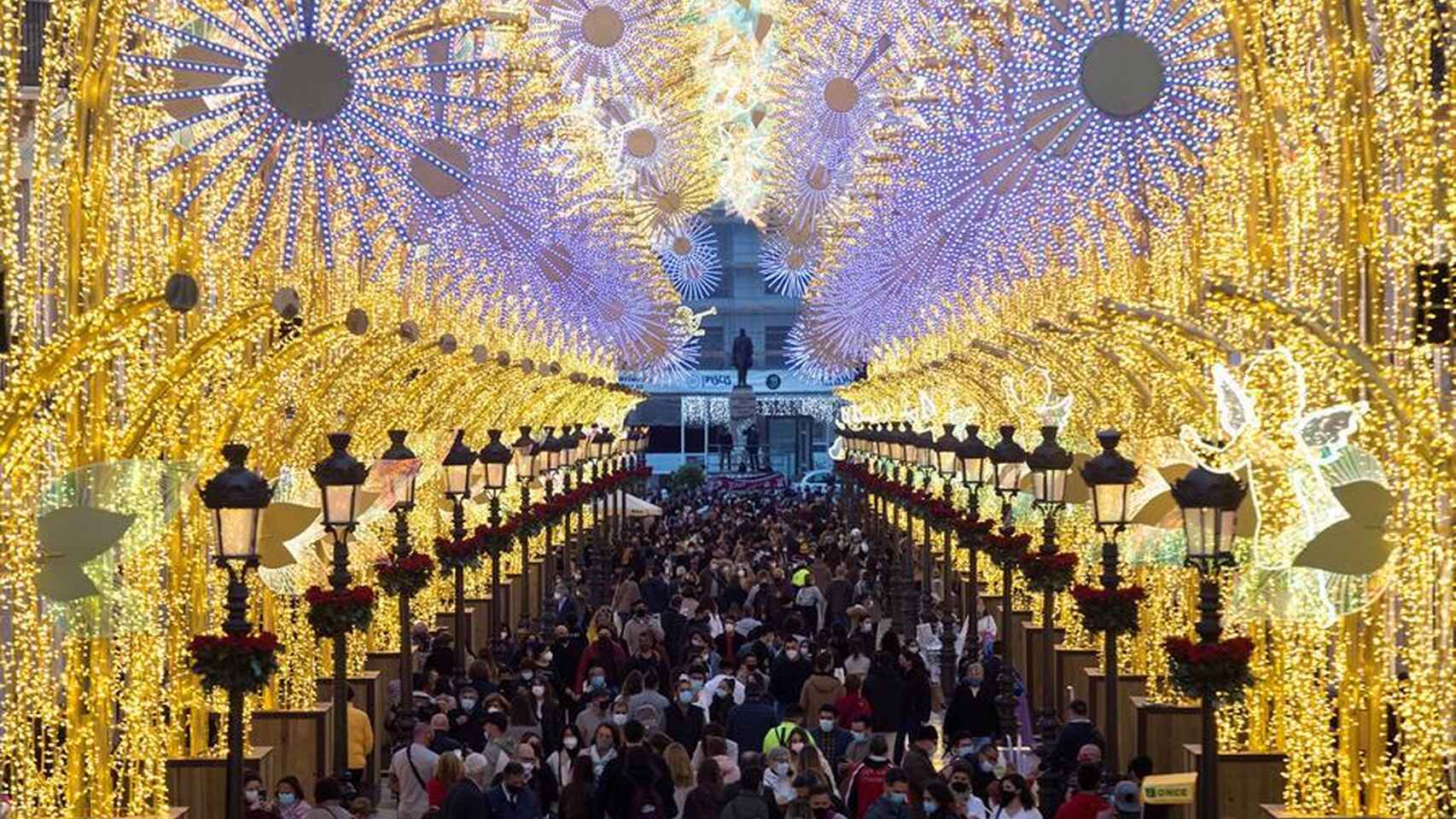 Imagen de la calle Larios atestadas de personas el día del encendido de las luces de Navidad, en Málaga.