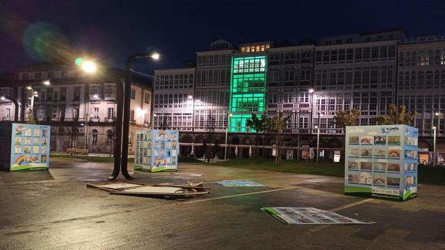 Destrozos en la exposición de la Marina con fotos de la Torre de Hércules hechas por los niños.