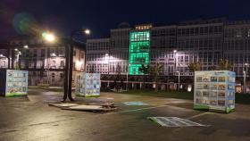 Destrozos en la exposición de la Marina con fotos de la Torre de Hércules hechas por los niños.