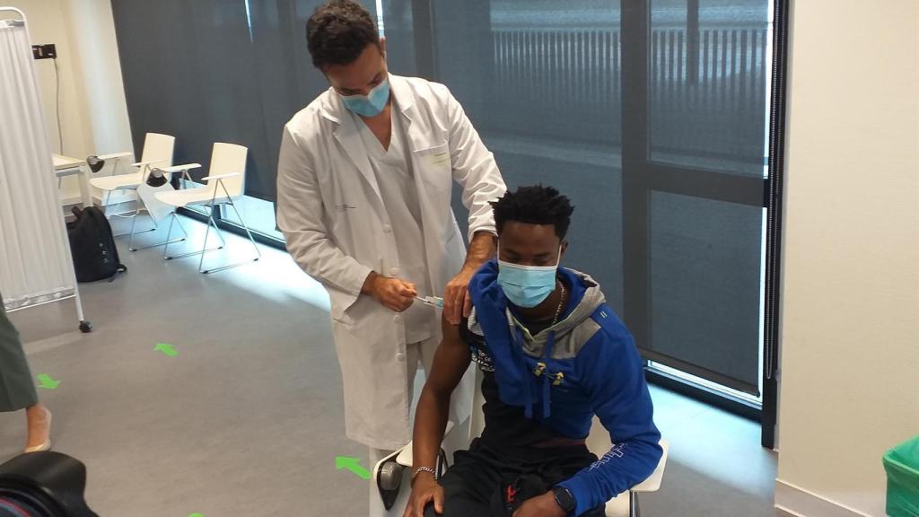 Un joven deportista es vacunado contra la Covid en el Hospital Álvaro Cunqueiro de Vigo, hoy.