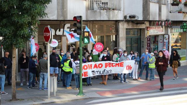 Concentración de la CIG frente a la oficina de Muface en Santiago