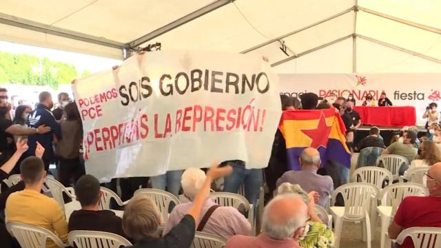 Fotografía del escrache a Pablo Iglesias durante las fiestas del PCE.