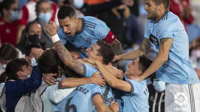 Mina, Hugo Mallo, Nolito y Cervi celebran el gol de Denis Suárez en el descuento