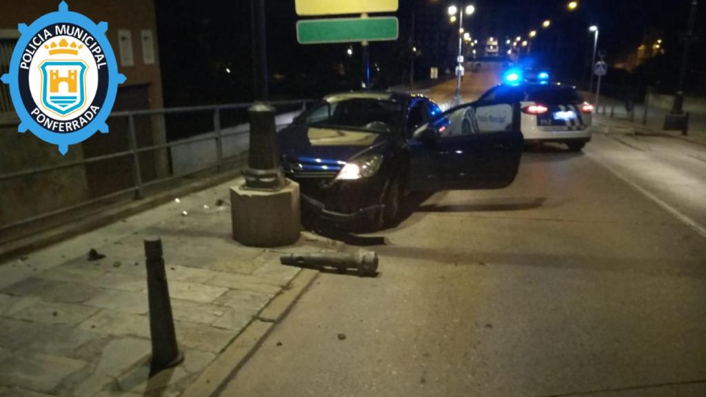 Estado en el que quedó el coche tras salirse de la calzada en Ponferrada