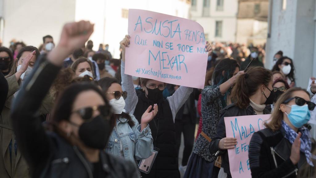 Mujeres se manifiestan en aposo a las compañeras grabadas mientras orinaban en las fiestas de A Maruxaina de 2019 en San Cibrao).