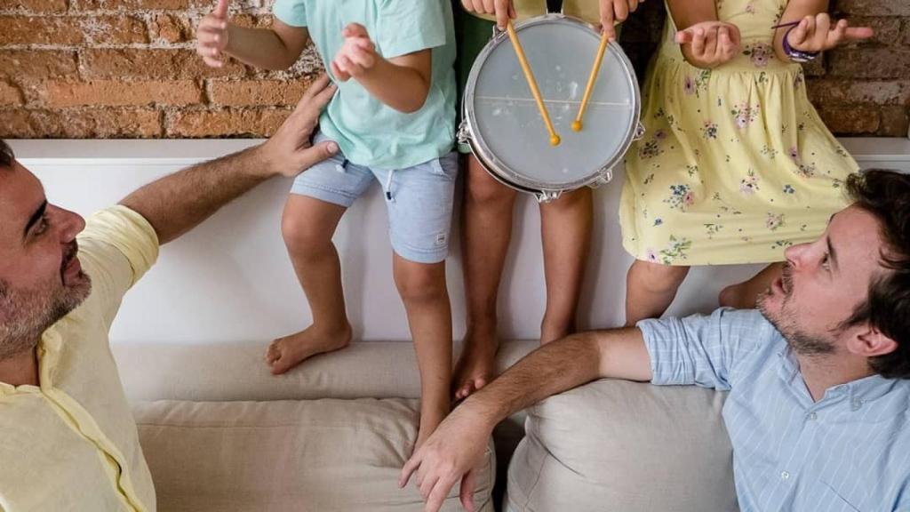 El alcalde Jordi Ballart junto a su marido y sus tres hijos.