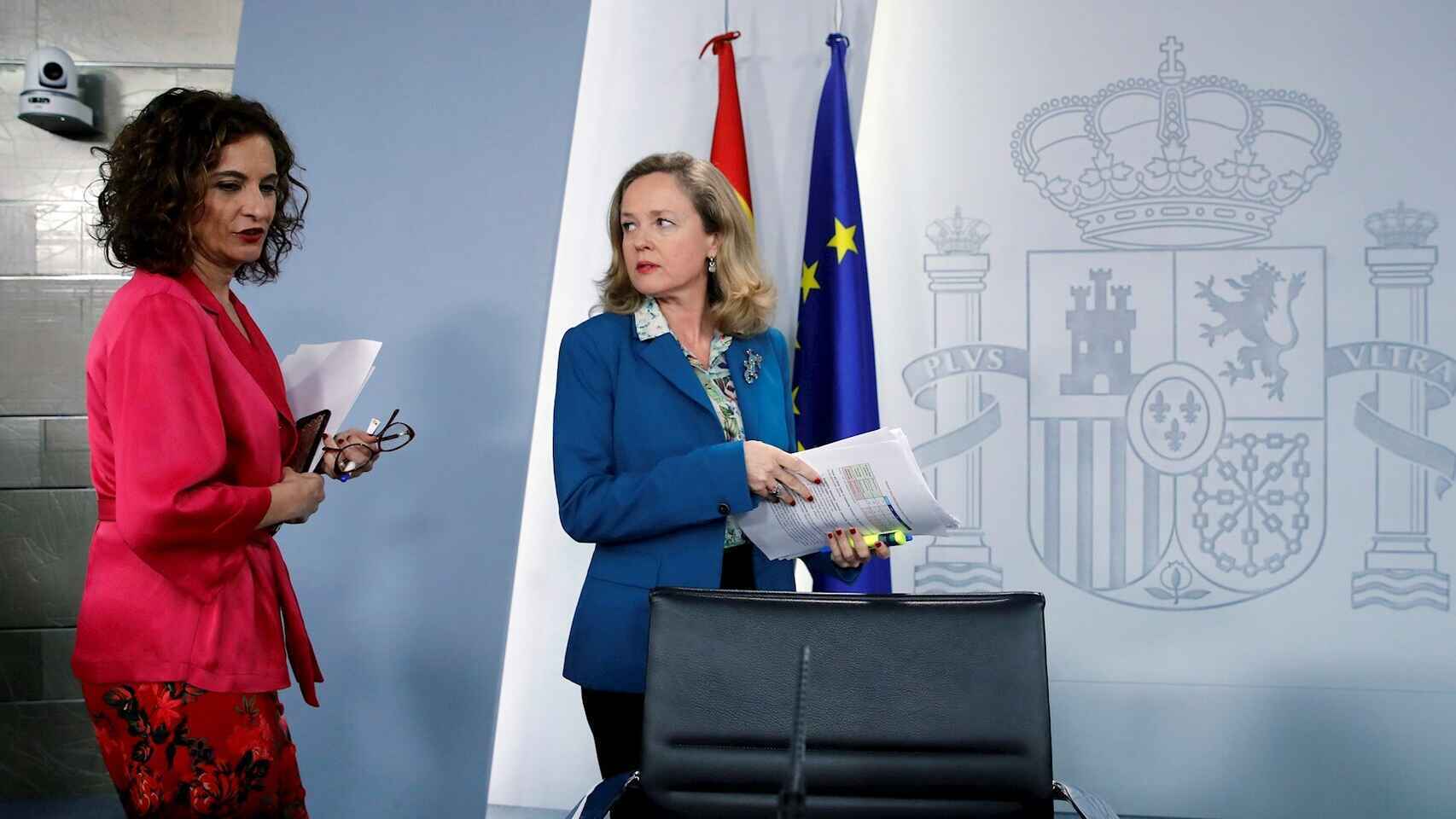 La ministra de Hacienda, María Jesús Montero, junto a la vicepresidenta primera del Gobierno y ministra de Asuntos Económicos y Transformación Digital, Nadia Calviño.