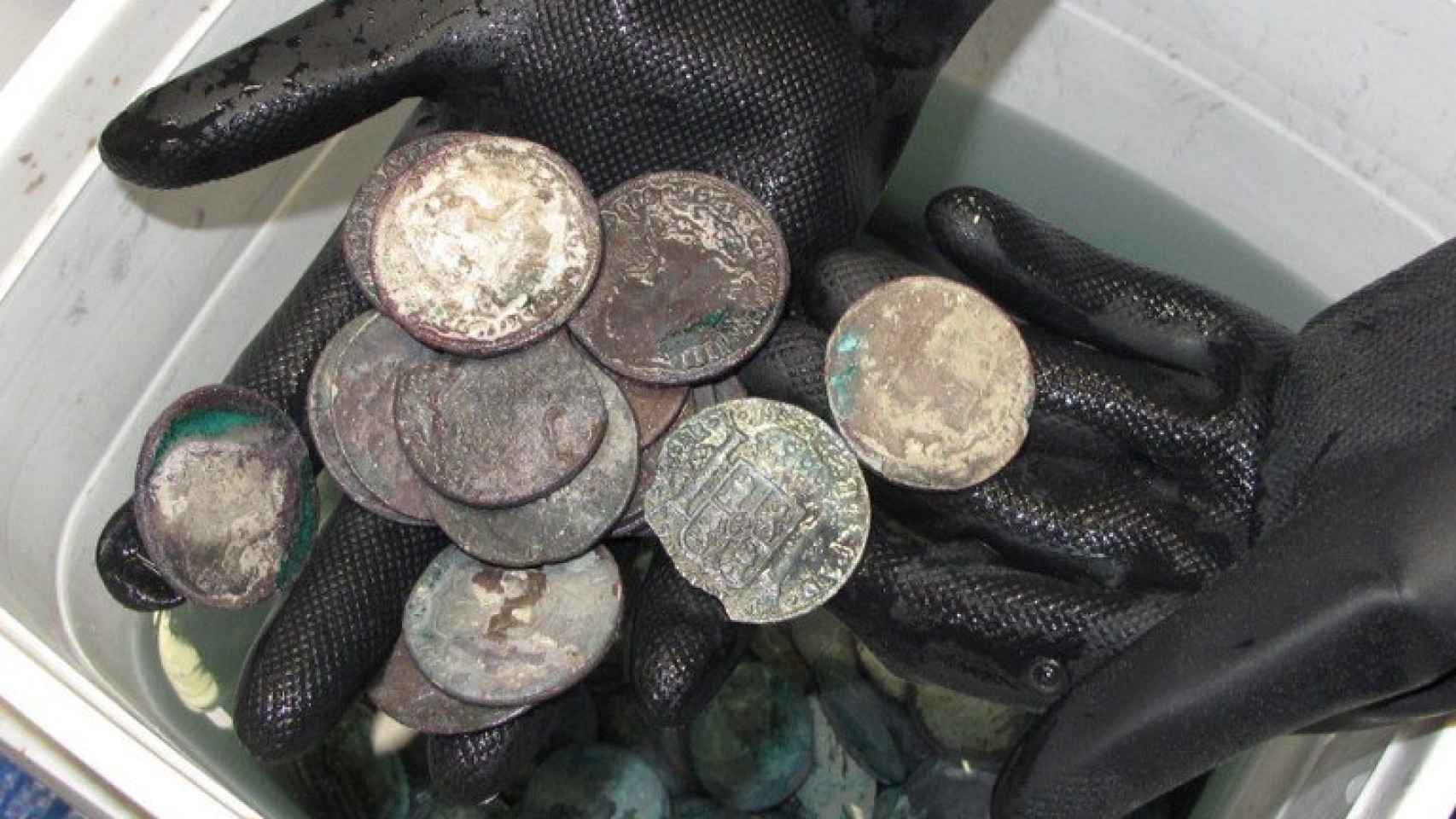 Las monedas recuperadas en febrero de 2012 a bordo de los recipientes de agua salada.