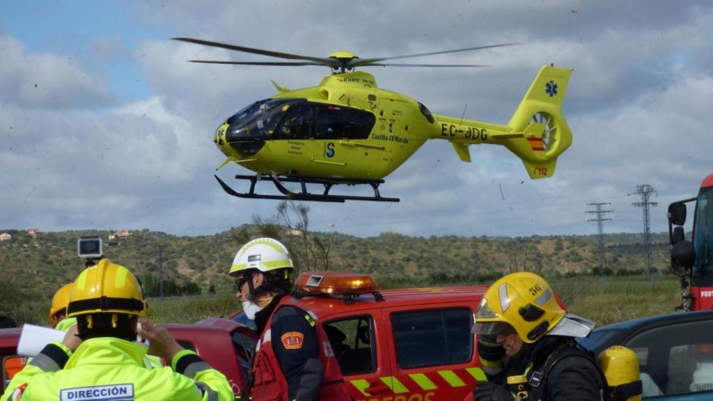 Trasladan en helicóptero a un herido en la colisión de dos camiones en Toledo