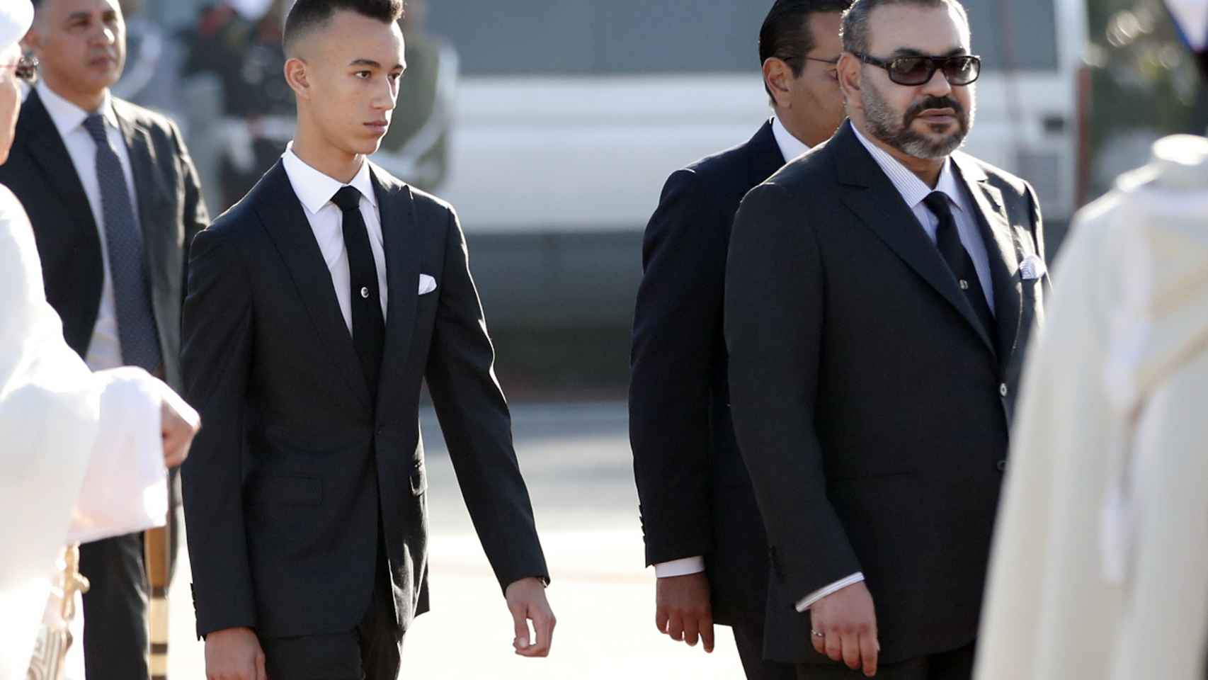 Mohamed VI junto a su hijo, el príncipe Moulay Hassan, en una imagen tomada en febrero de 2019.