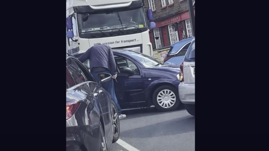 Captura de pantalla del momento en que un hombre amenaza a otro con un cuchillo en una gasolinera de Londres.