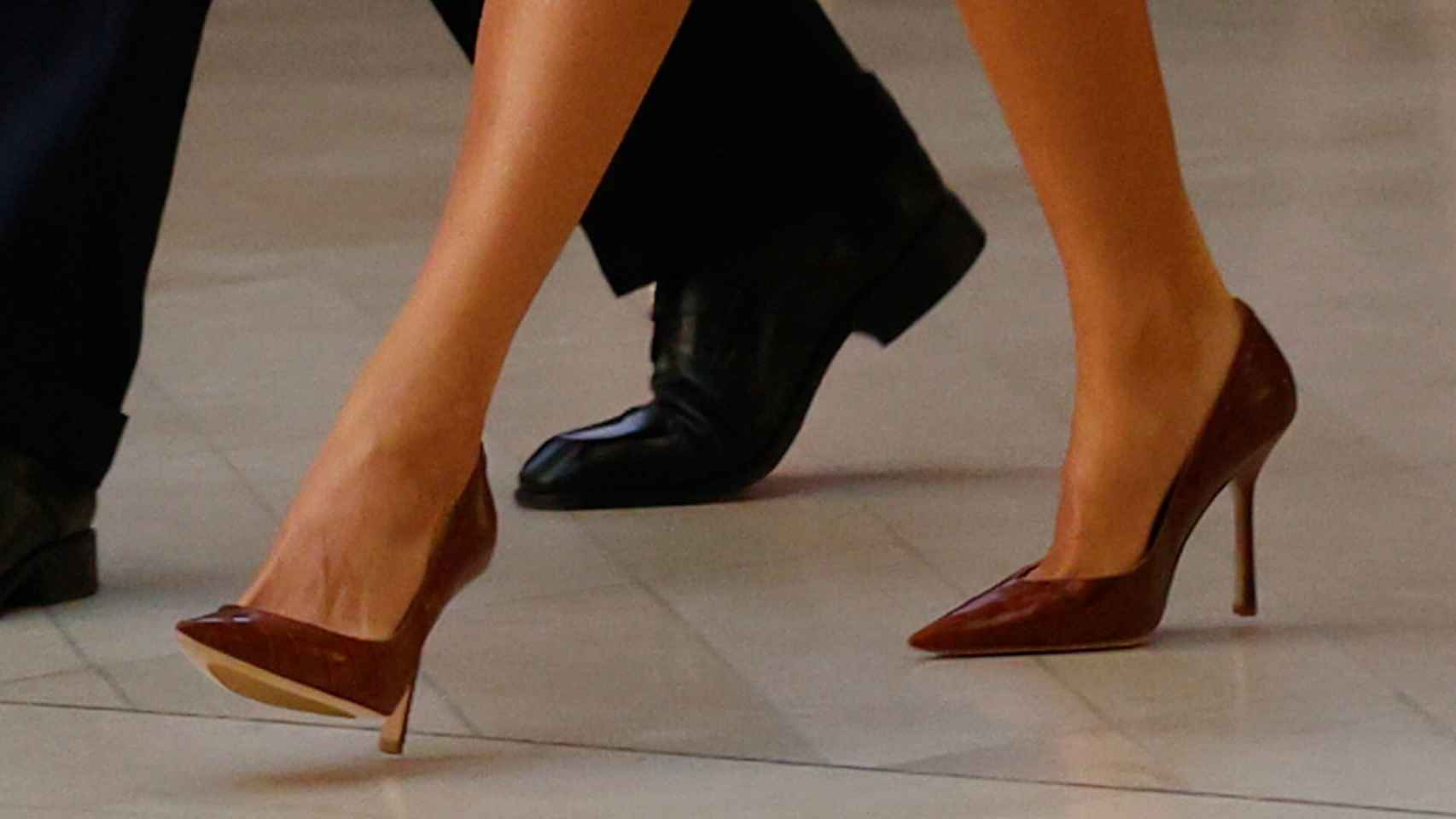 La reina Letizia ha seleccionado sus zapatos de Magrit.