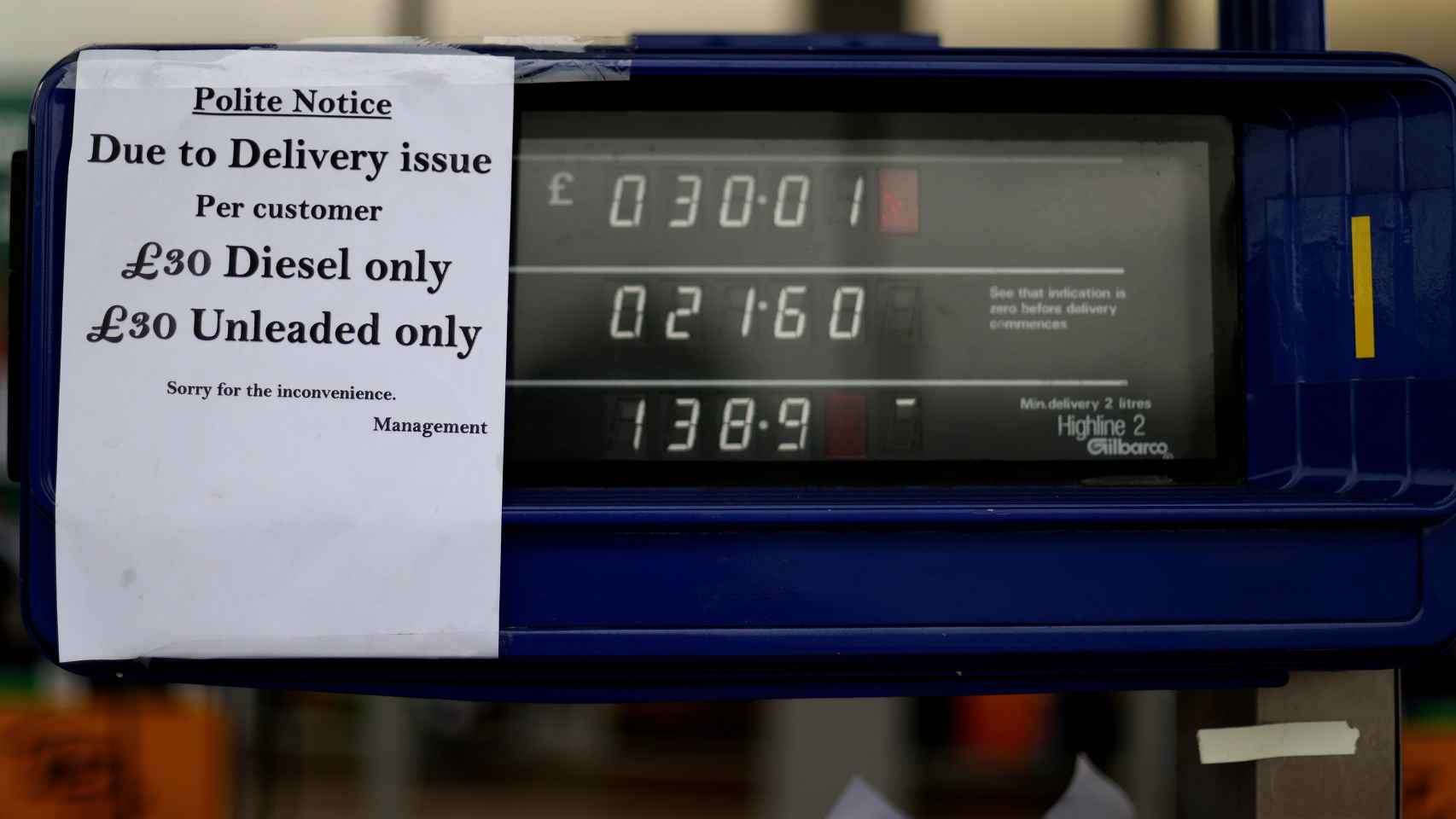 Las gasolineras de Reino Unido cuelgan carteles para advertir a los clientes del precio máximo de repostaje.