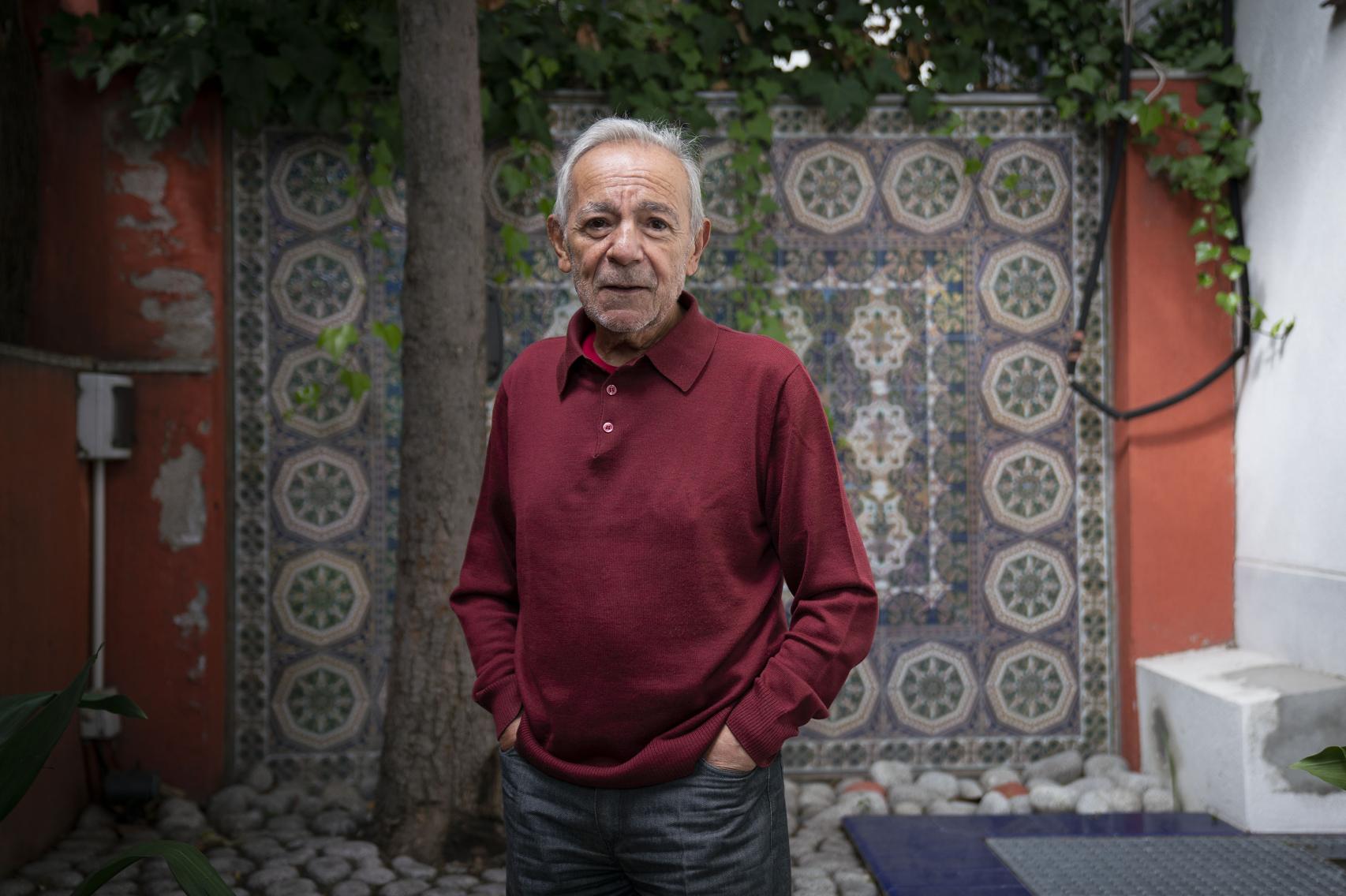 Detrás de José Luis Gómez, unos azulejos que su padre le regaló hace un montón de años y que todavía conserva.