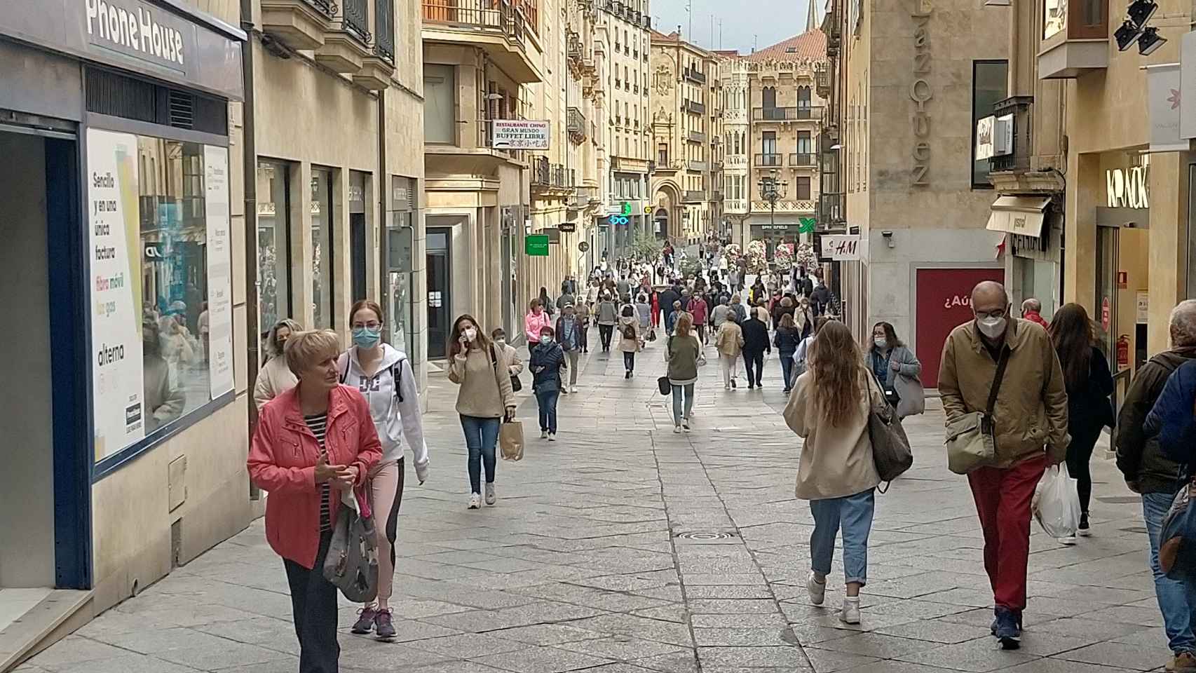 Calle Toro, unas de las primera arterias urbanas que se peatonalizó en Salamanca
