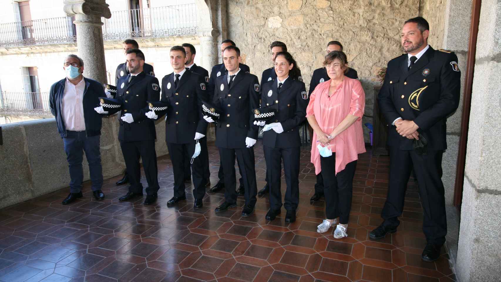 Los nuevos policías locales posan con la alcaldesa de Béjar