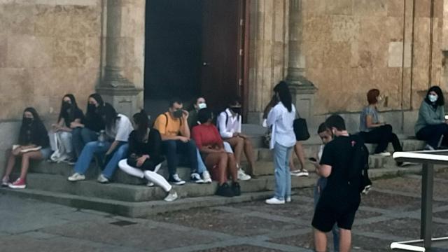 Estudiantes en la plaza de Anaya